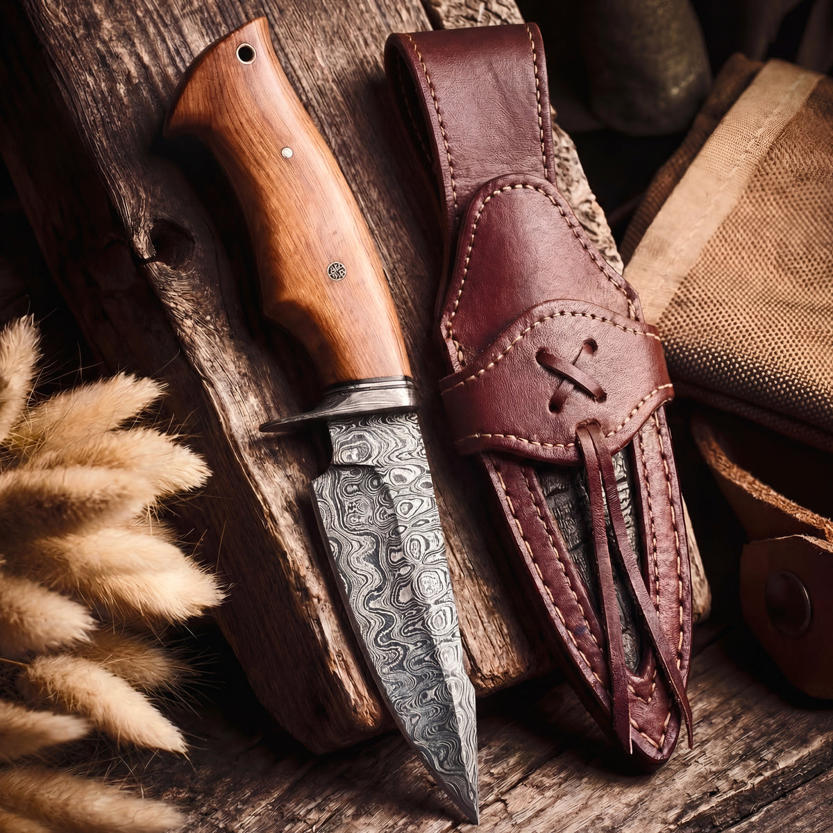 Predator Hunter Damascus Knife, Olive handle with its leather sheath
